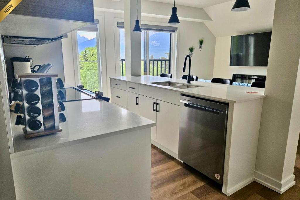 Golden Escape 2 Bdrm Mountain Views - Managed By Little Sister Getaways *